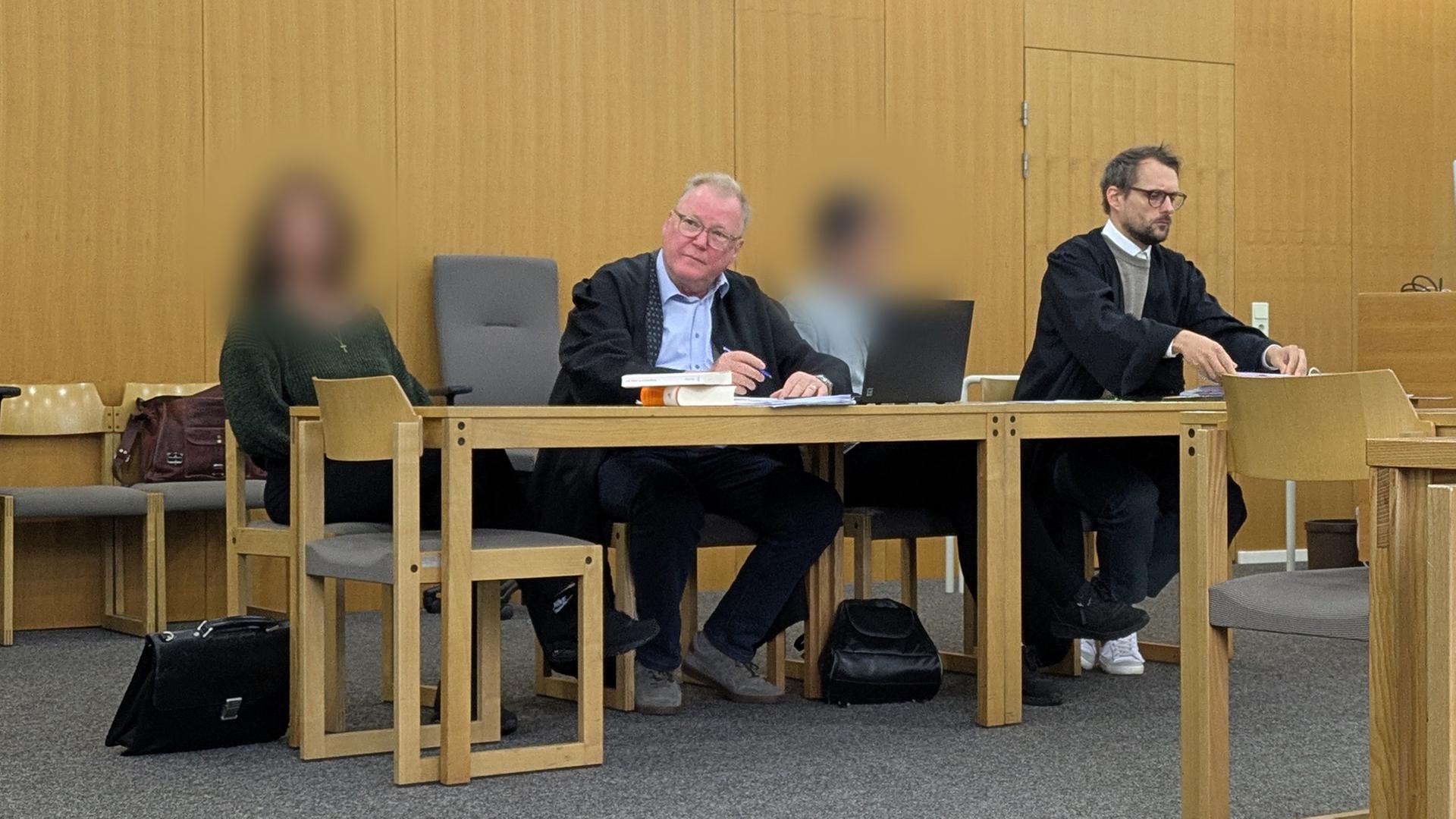 Zwei Angeklagte mit ihren Verteidigern bei einem Prozess im Amtsgericht Nordhorn | NDR, Claus Halstrup