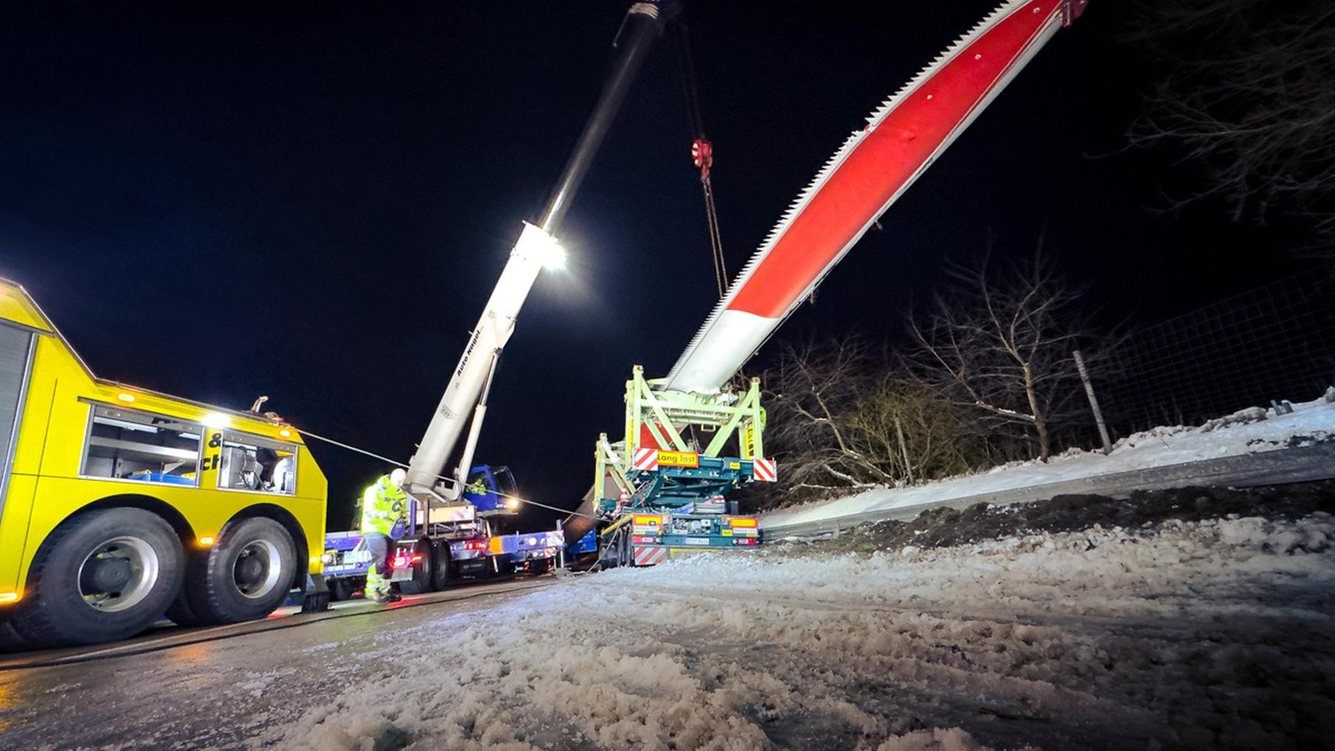 Ein verunfallter Schwertransporter mit Windflügel steht am Straßenrand | Polizei Cuxhaven