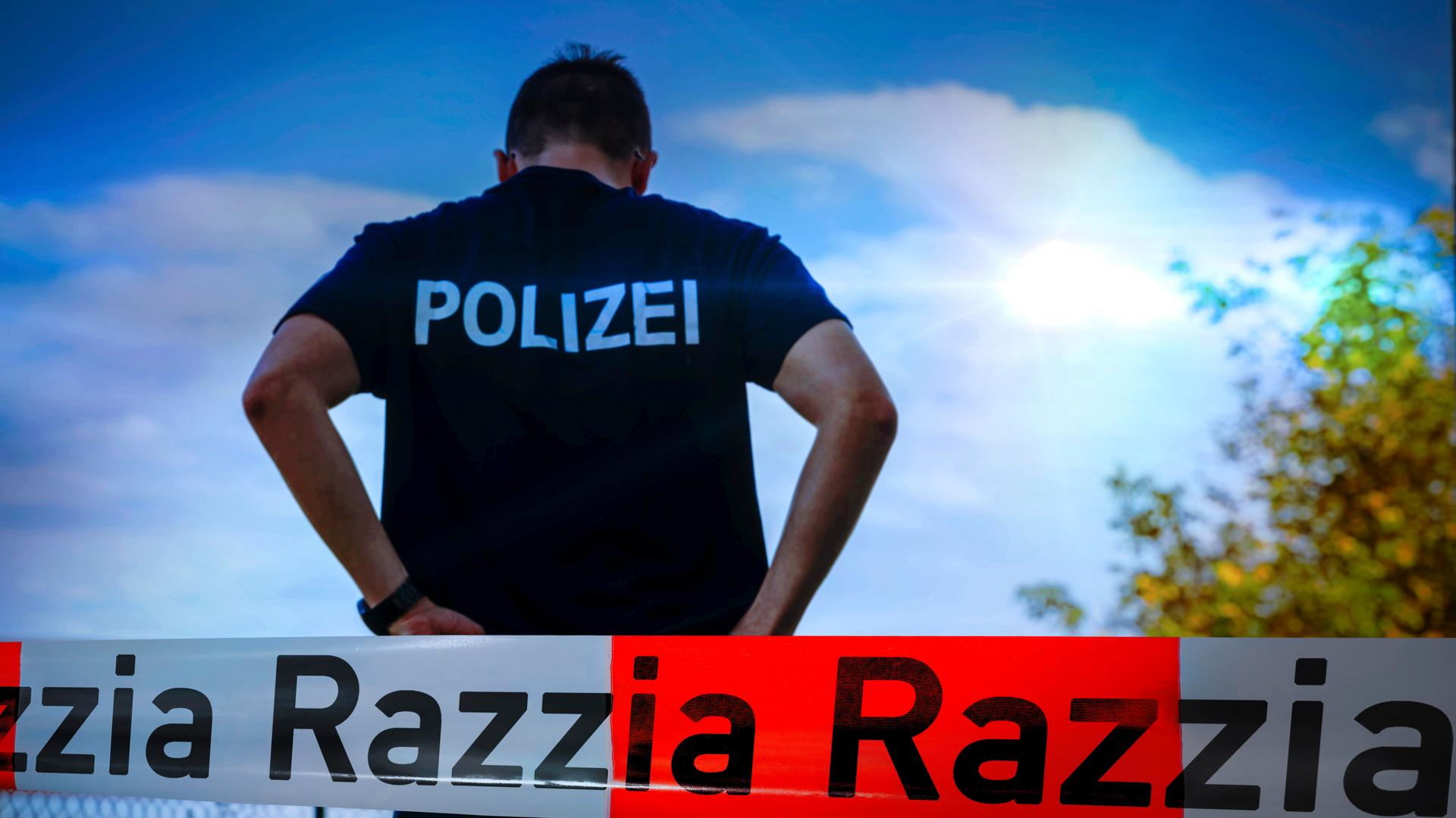 Ein Polizist bei einer Razzia. (Gestellte Szene / Symbolbild) | picture alliance/CHROMORANGE, Michael Bihlmayer