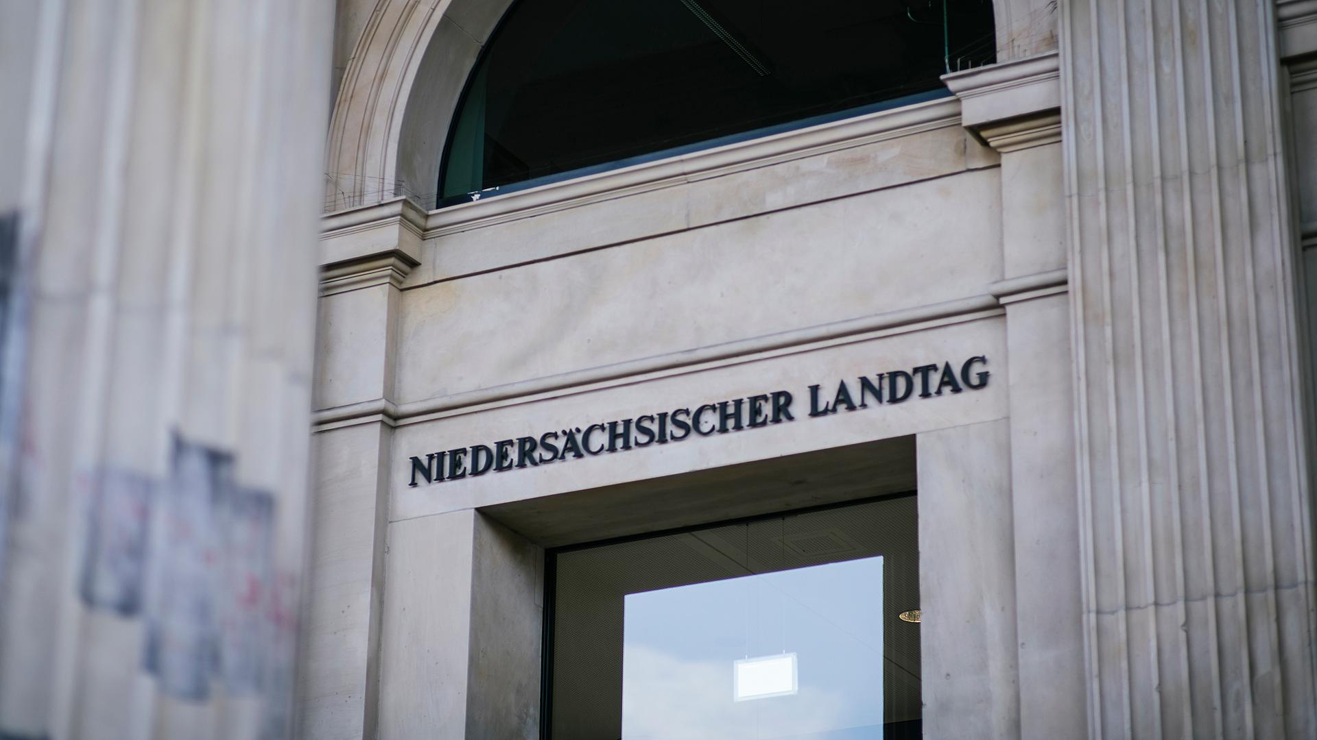 Der Eingangsbereich des Landtag Niedersachsen in Hannover. | NDR, Julius Matuschik