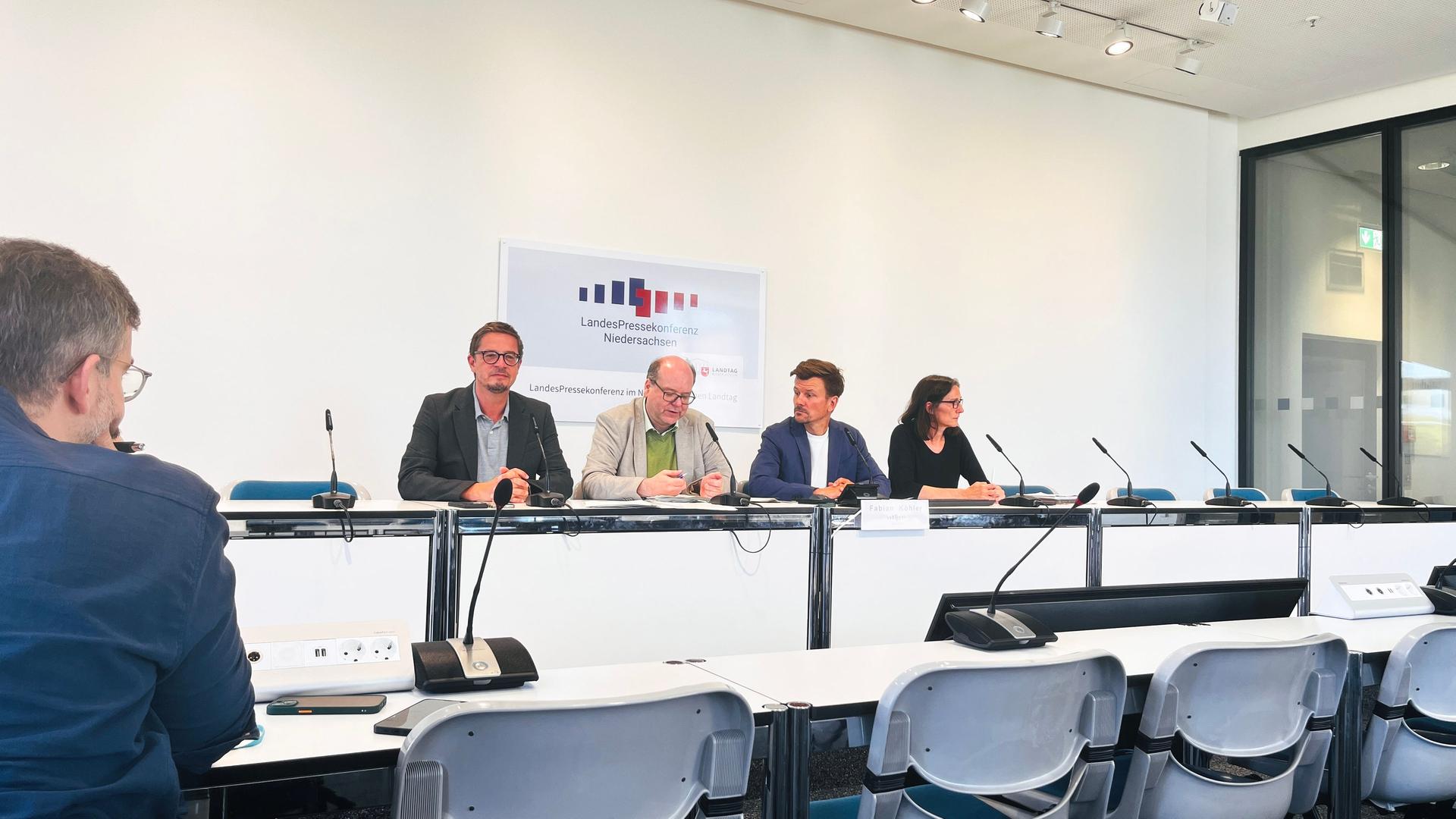 Niedersachsens Umweltminister Meyer (2.v.l., Grüne) bei einer Pressekonferenz. | NDR, Oliver Jürgens