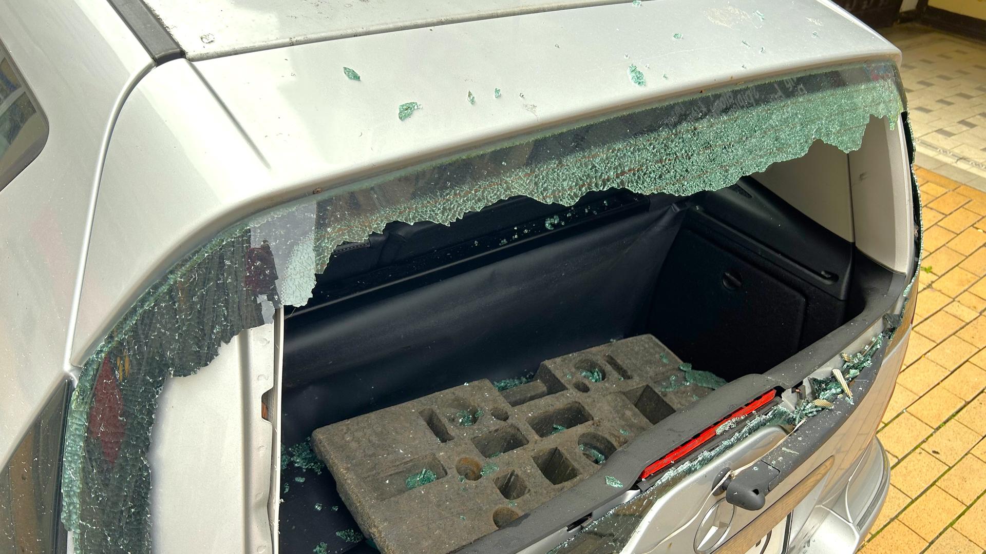 Zerschlagene Scheiben: Mehrere Autos in Schwerin beschädigt