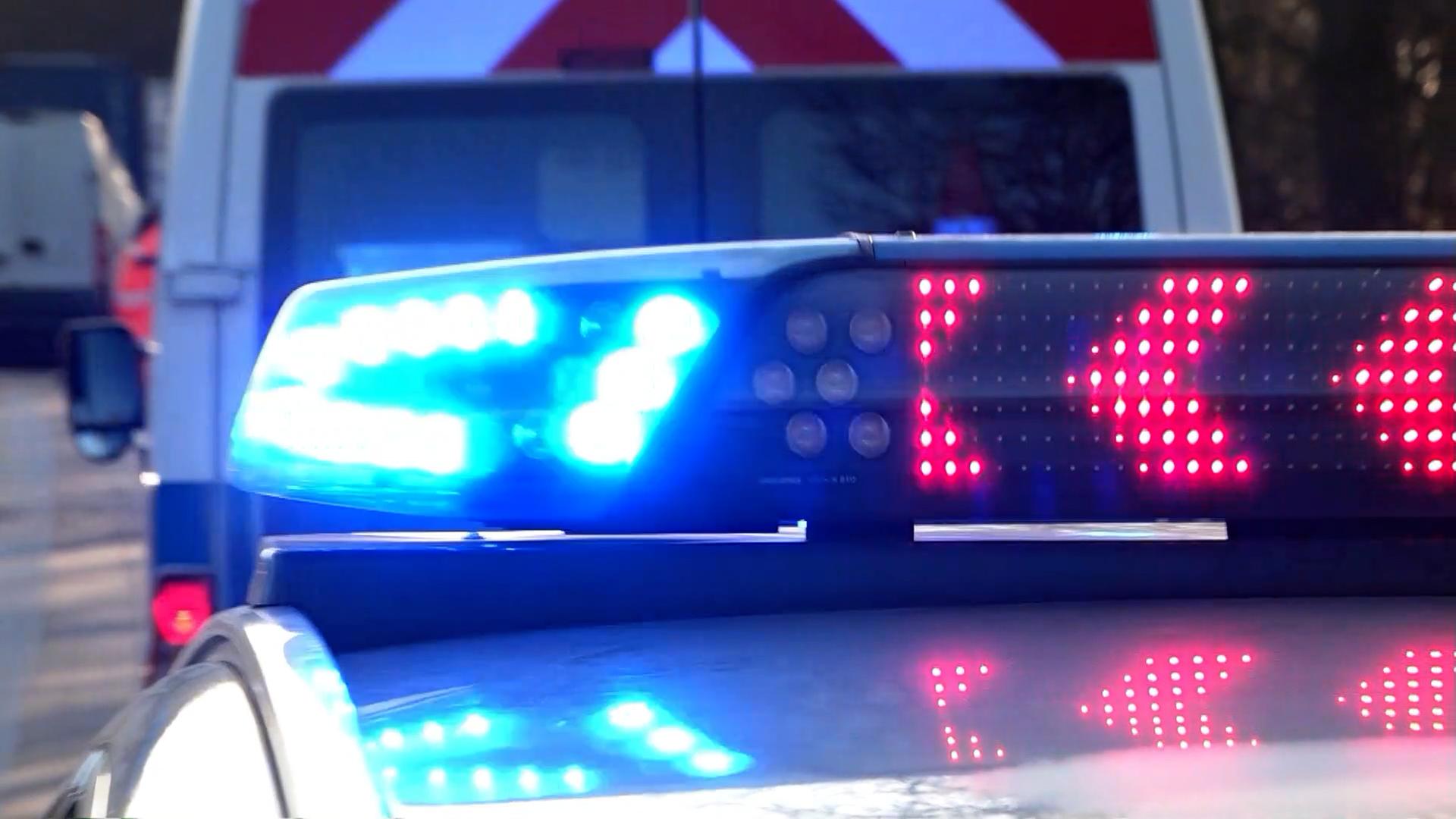 Das Blaulicht eines Streifenwagens warnt für einem Unfall auf einer Autobahn. | TeleNewsNetwork
