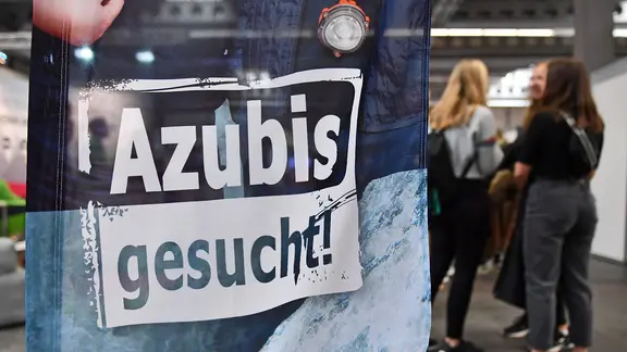 "Azubis gesucht" steht auf einem Banner bei der Berufsorientierungsmesse "Forum Berufsstart".