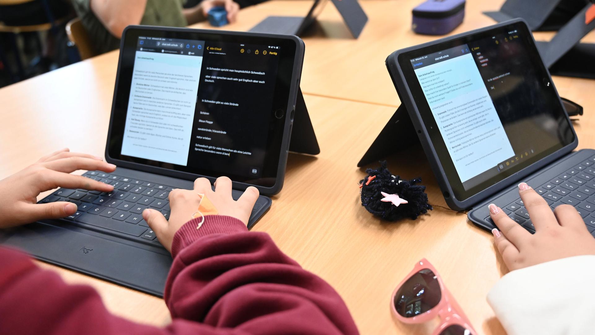 Schüler arbeiten mit dem KI-Chatbot 