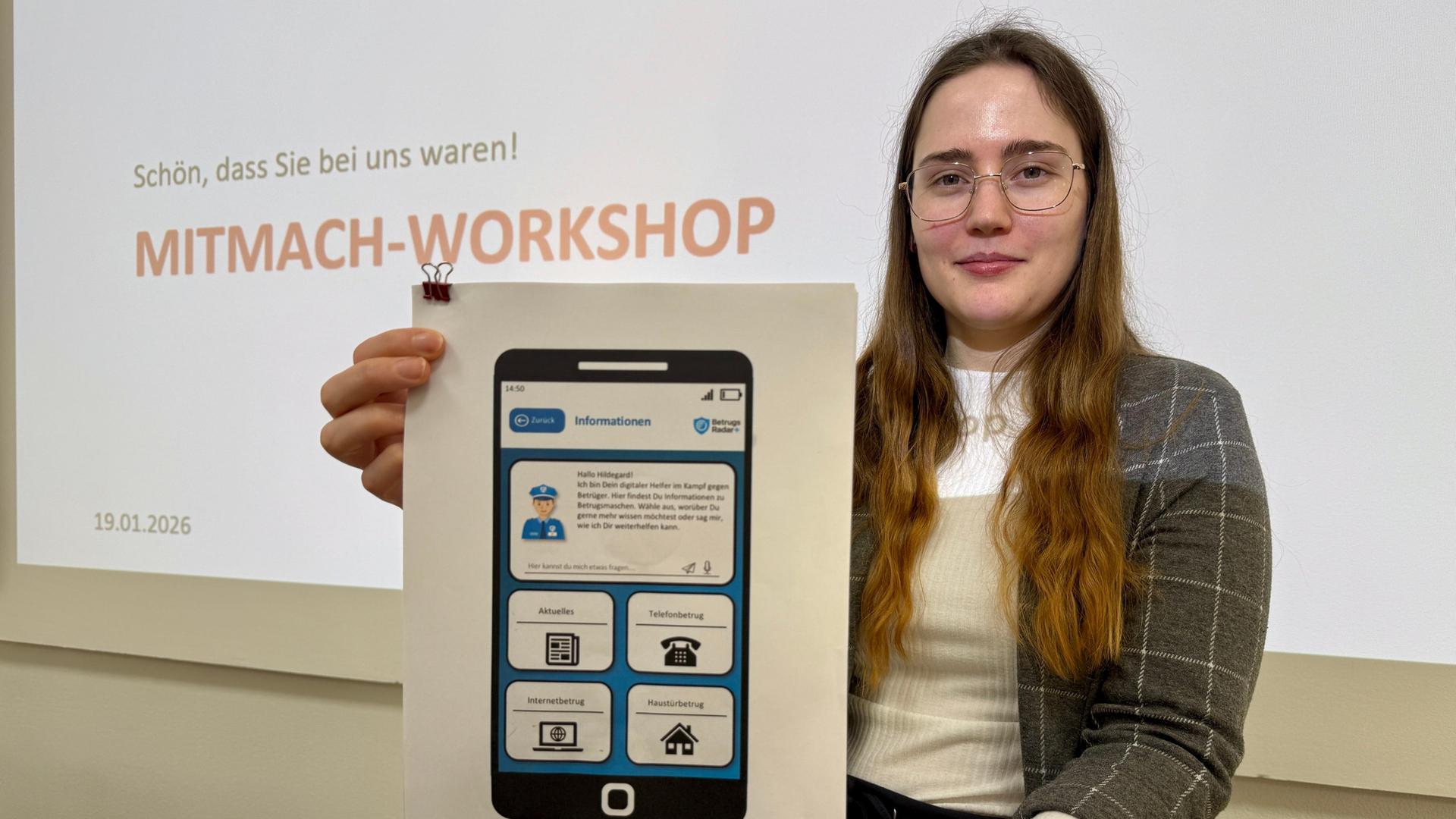 Studentin Johanna Götz hält ein Plakat mit einem Handy-Schaubild hoch. | NDR, Niels Kristoph