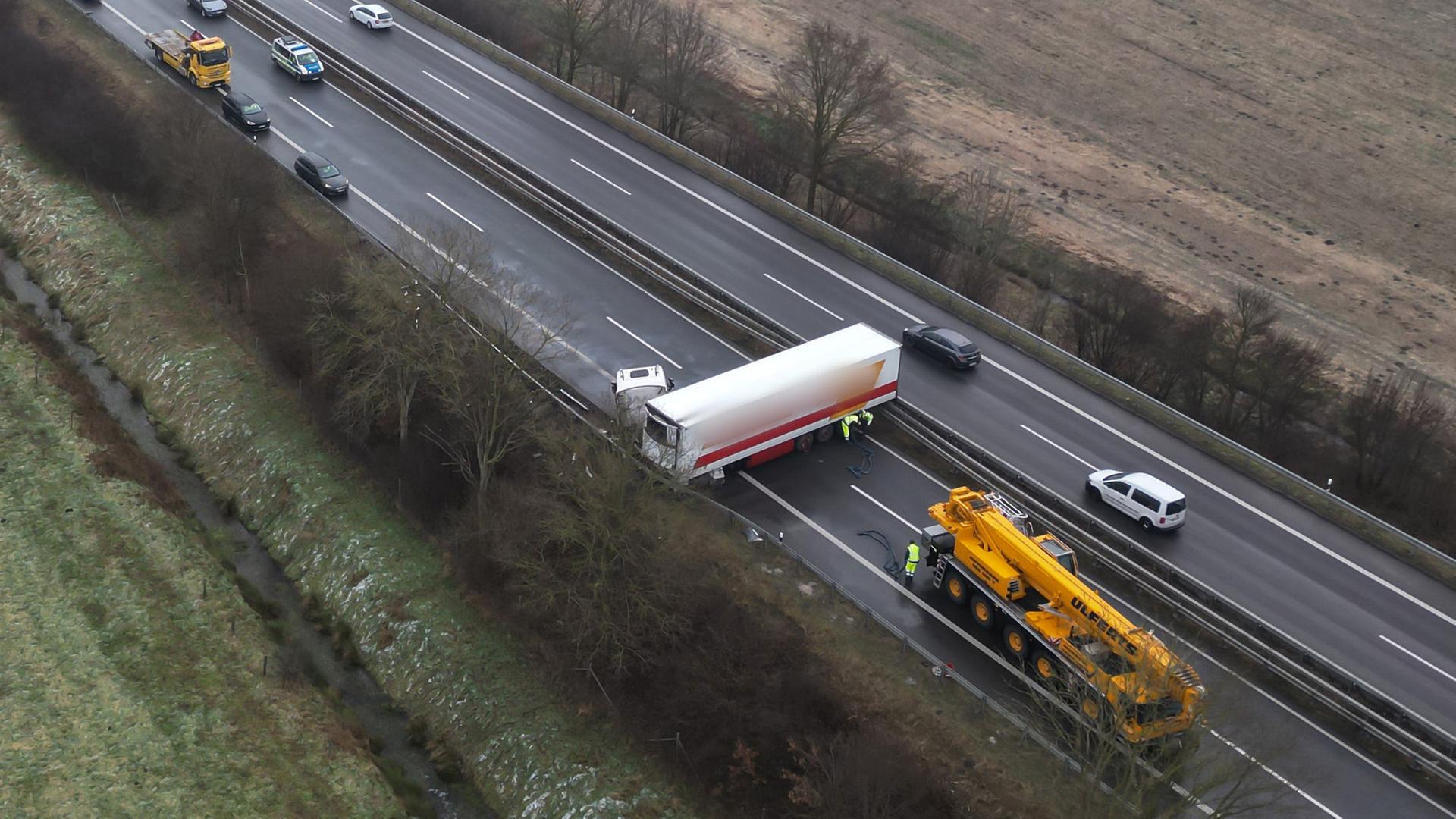 Aufgrund eines GlÃ¤tte-Unfalls hat sich ein Lkw auf der A31 quergestellt. | dpa, Lars Penning