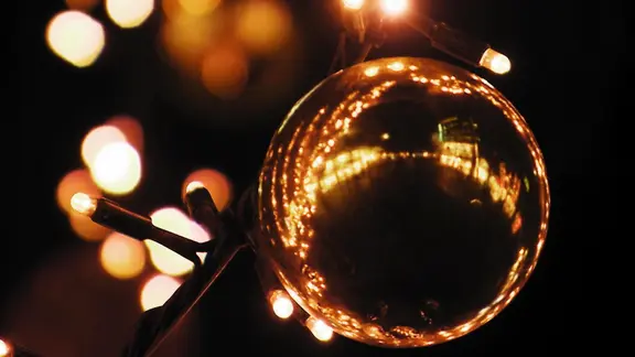 Eine goldene Weihnachtskugel