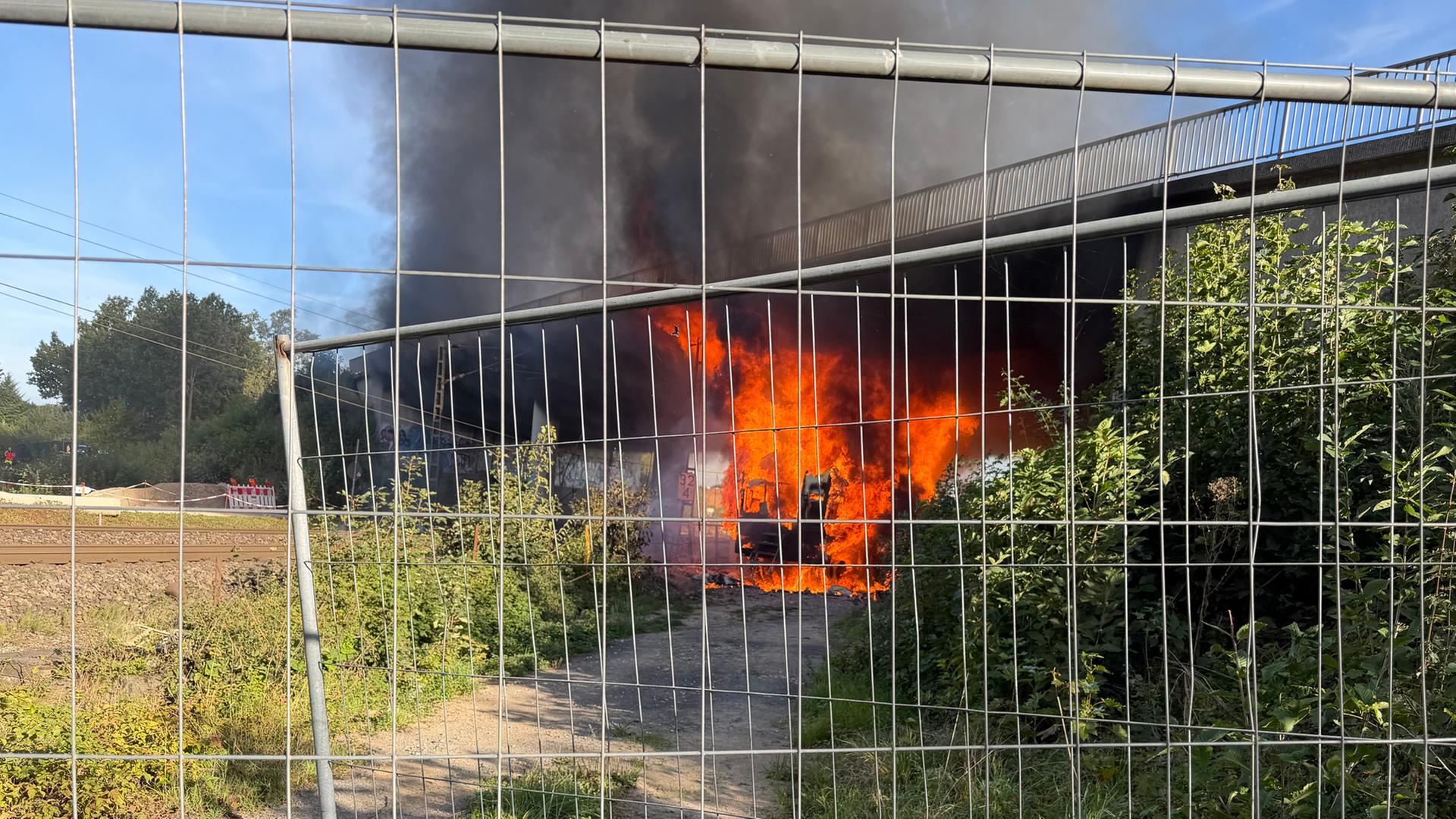 Ein LKW brennt neben Gleisen in Neustadt unter Brücken. | Feuerwehr Neustadt am Rübenberge, Dennis Hausmann