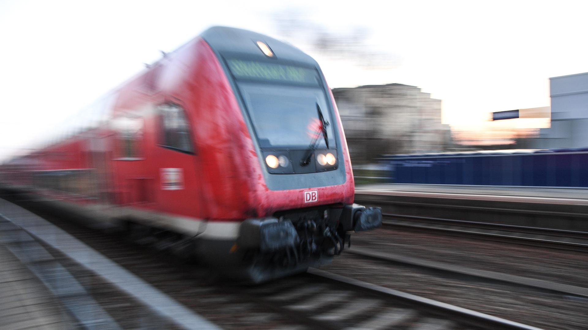 "Bahnsurfer" auf Regionalzug sorgte für Streckensperrung