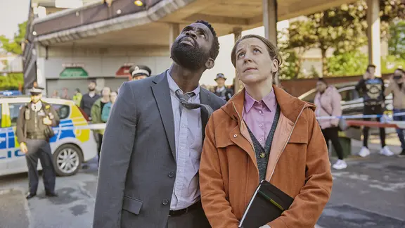 DS Sarah Collins (Gemma Whelan) und DC Steve Bradshaw (Jimmy Akingbola) blicken zum Tatort, einem Hochhaus hinauf