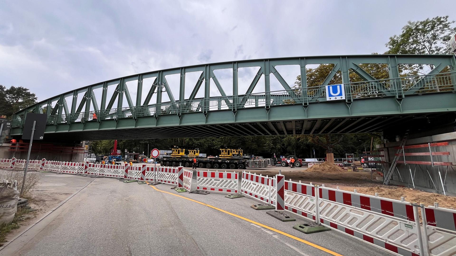 270 Tonnen schwere Brücke in Hamburg-Ohlsdorf eingehoben