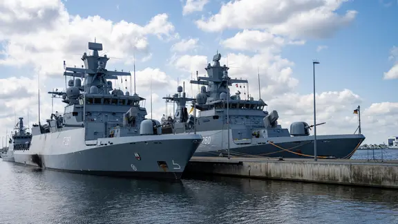 Die Korvetten "Magdeburg" und "Braunschweig" liegen am Kai des Marinestützpunktes Hohe Düne in Warnemünde startklar zum Großmanöver BALTOPS in der Ostsee.