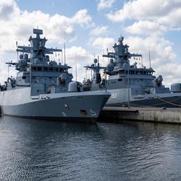 Die Korvetten "Magdeburg" und "Braunschweig" liegen am Kai des Marinestützpunktes Hohe Düne in Warnemünde startklar zum Großmanöver BALTOPS in der Ostsee.