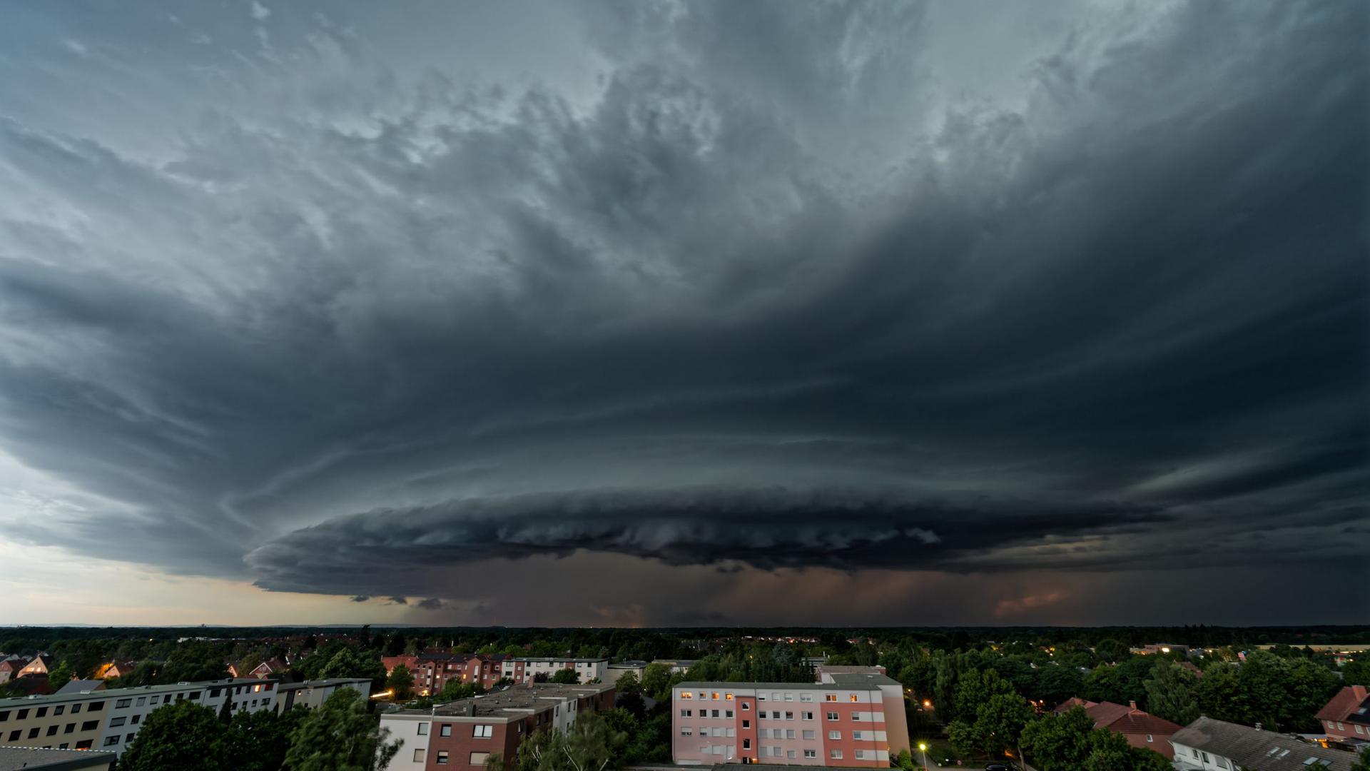 Das Bild zeigt eine Gewitterwolke über Hannover. | NDR, Michael Rost