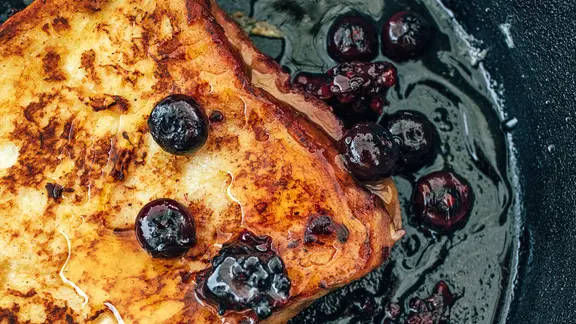 French-Toast mit Heidelbeeren