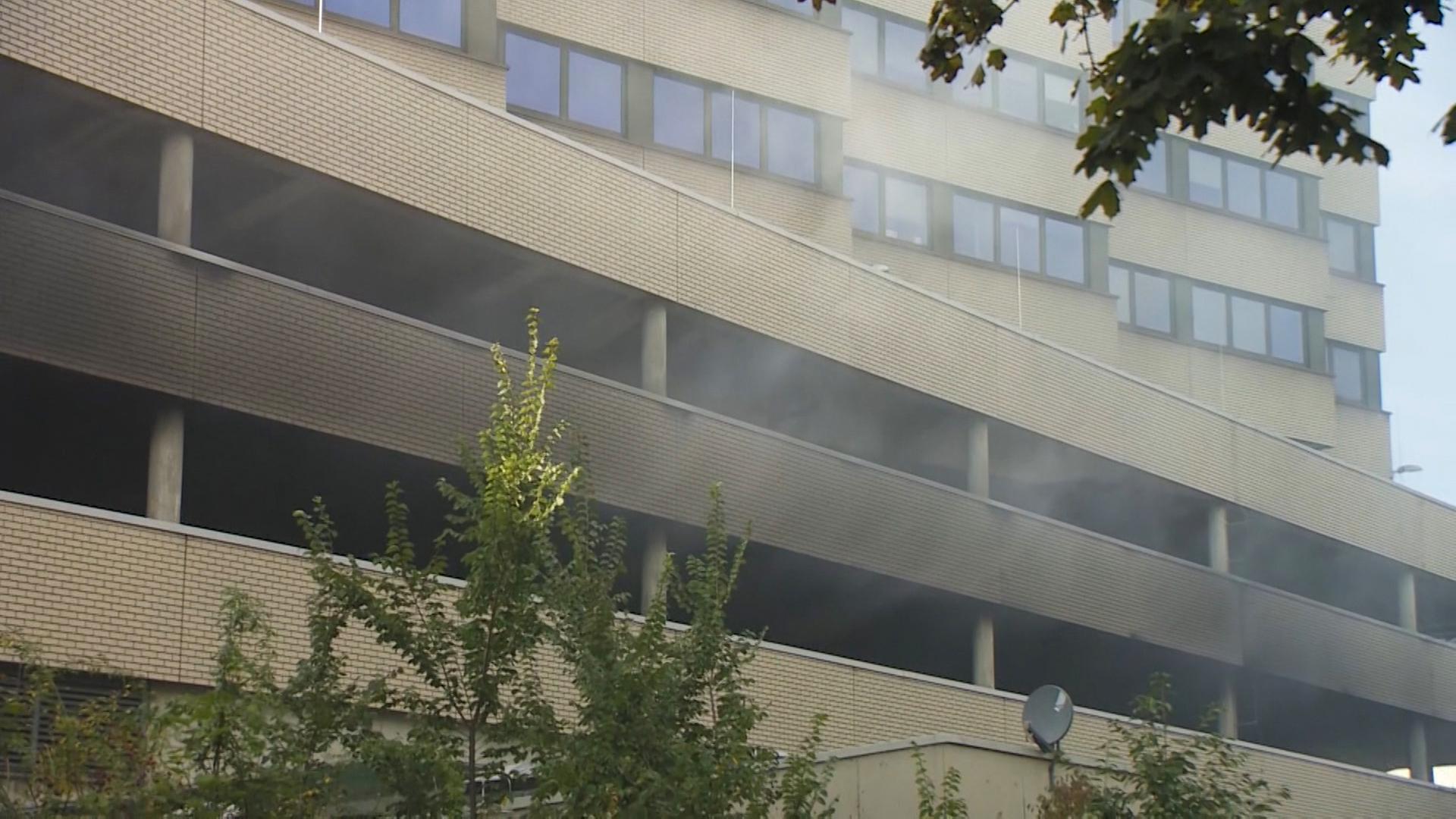 Rauch dringt aus einem Parkhaus der Bereitschaftspolizei in Hannover. | NonstopNews