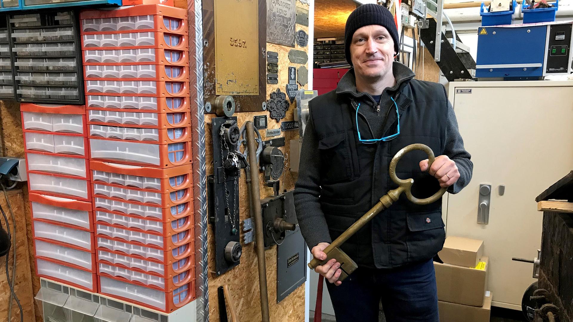 Ein seltener Anblick: Tresoröffner Oliver Diederichsen mit einem Schlüssel in der Hand. | NDR/Cinecentrum/Jela Henning