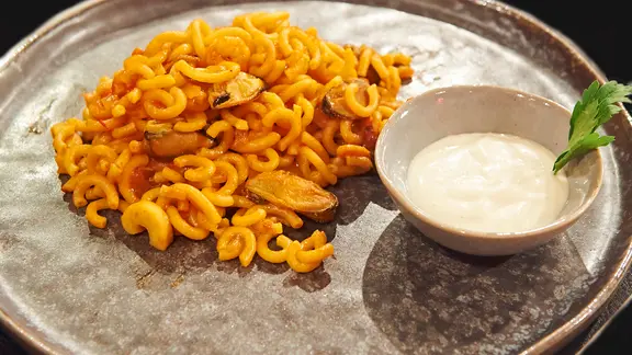 Fideuà: Nudel-Paella mit Meeresfrüchten | ndr.de