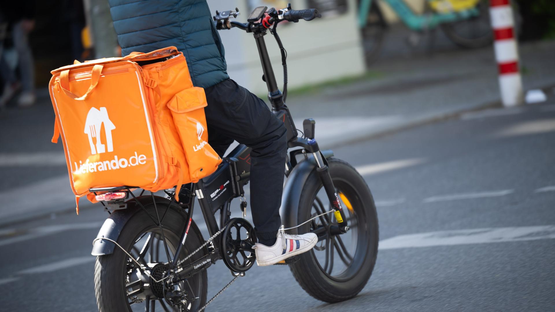 Ein Fahrer für den Essenslieferdienst Lieferando | picture alliance, dpa, Sebastian Gollnow