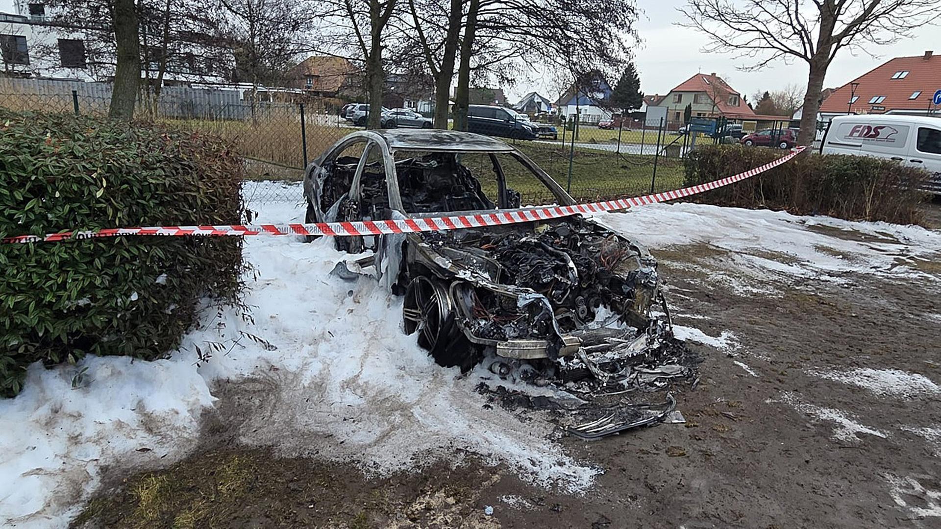 12.000 Euro Schaden: Auto in Nienhagen vollständig ausgebrannt