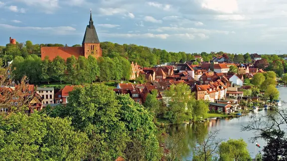 Die spätromanische Basilika St. Nicolai prägt das Stadtbild von Mölln. | Mölln Tourismus, Thomas Ebelt Mölln St. Nicolai