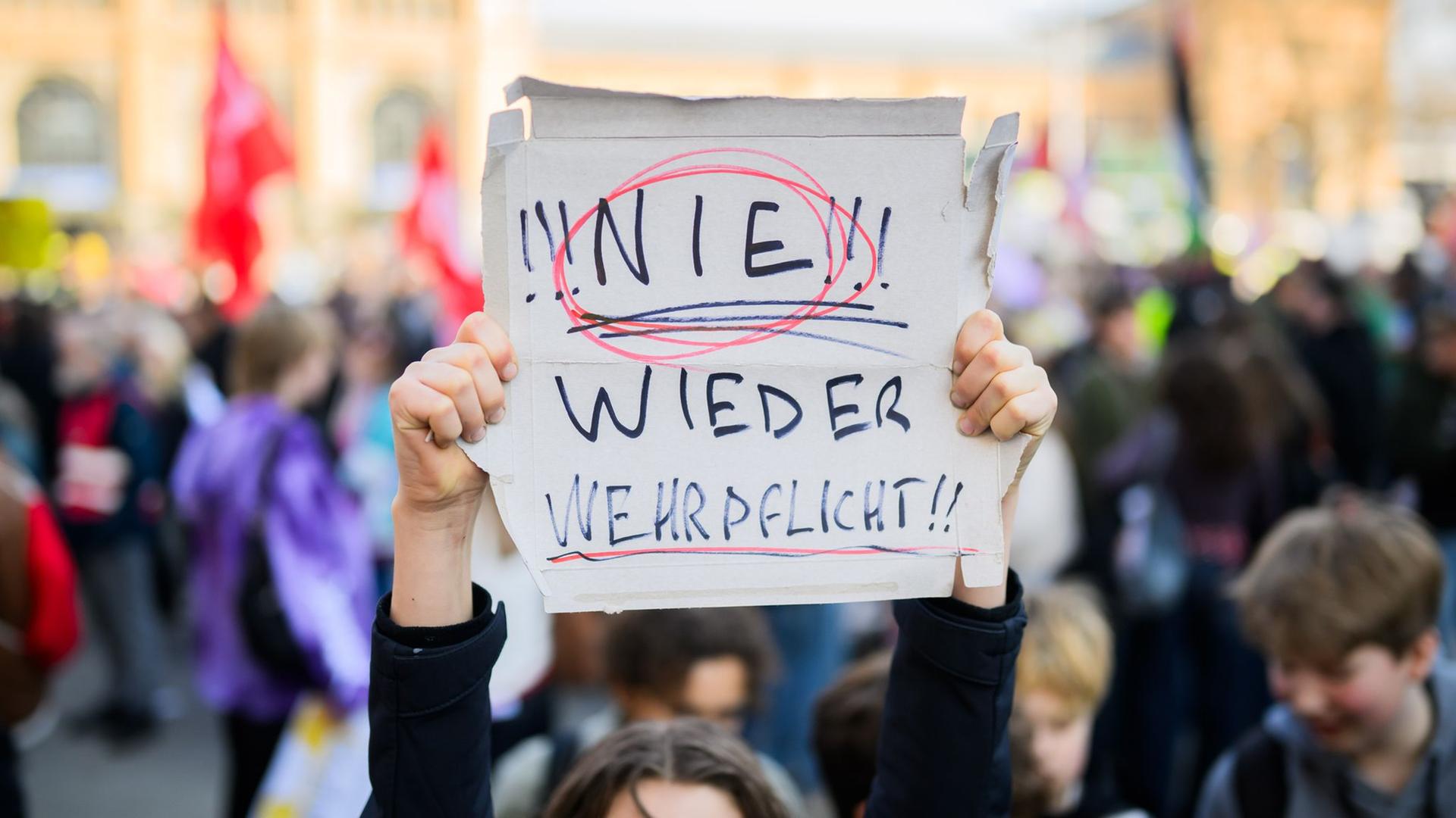 Niedersachsen, Hannover: Teilnehmer einer Demonstration zum bundesweiten Schulstreik gegen die Wehrpflicht versammeln sich in der Innenstadt. | dpa-Bildfunk, Julian Stratenschulte