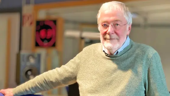 Ein Mann mit kurzen grauen Haaren, Bart und Brille; es ist Neurobiologe Gerald Hüther