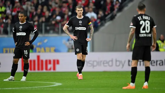Die Spieler von St. Pauli reagieren auf ein Tor