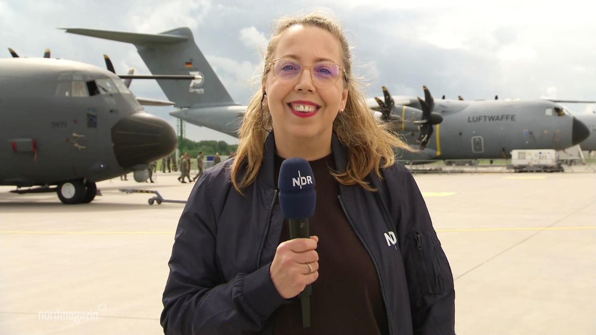 Die Reporterin Juliane Mau berichtet aus Laage. | Screenshot