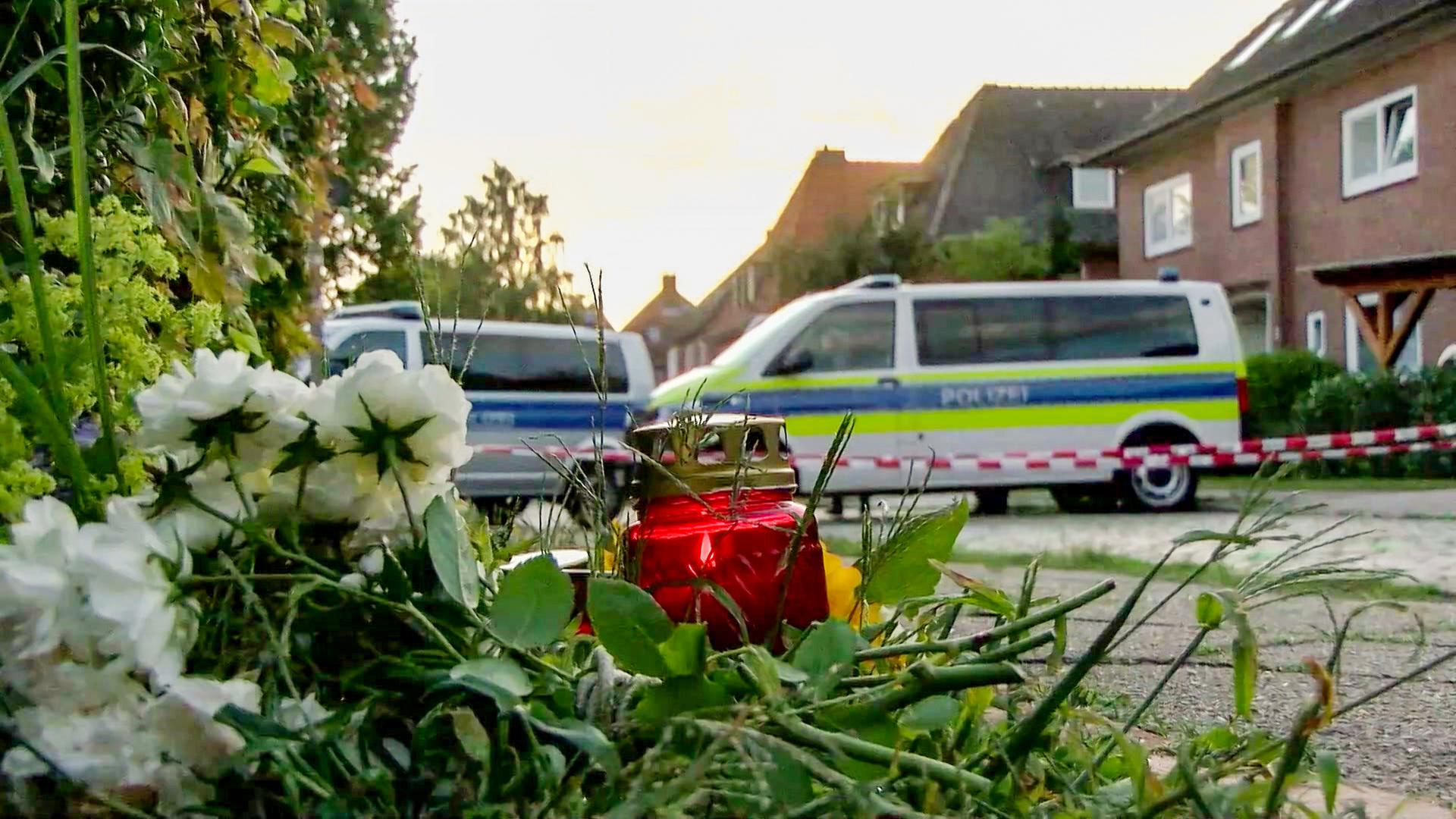 Blumen und ein Grablicht am Tatort in Stade | NonstopNews