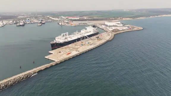 Ein Spezialschiff liegt am LNG-Terminal.