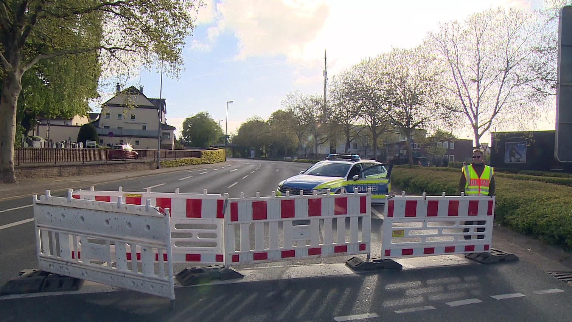 Eine Straße in Hameln ist während einer Bombenräumung gesperrt. | HannoverReporter