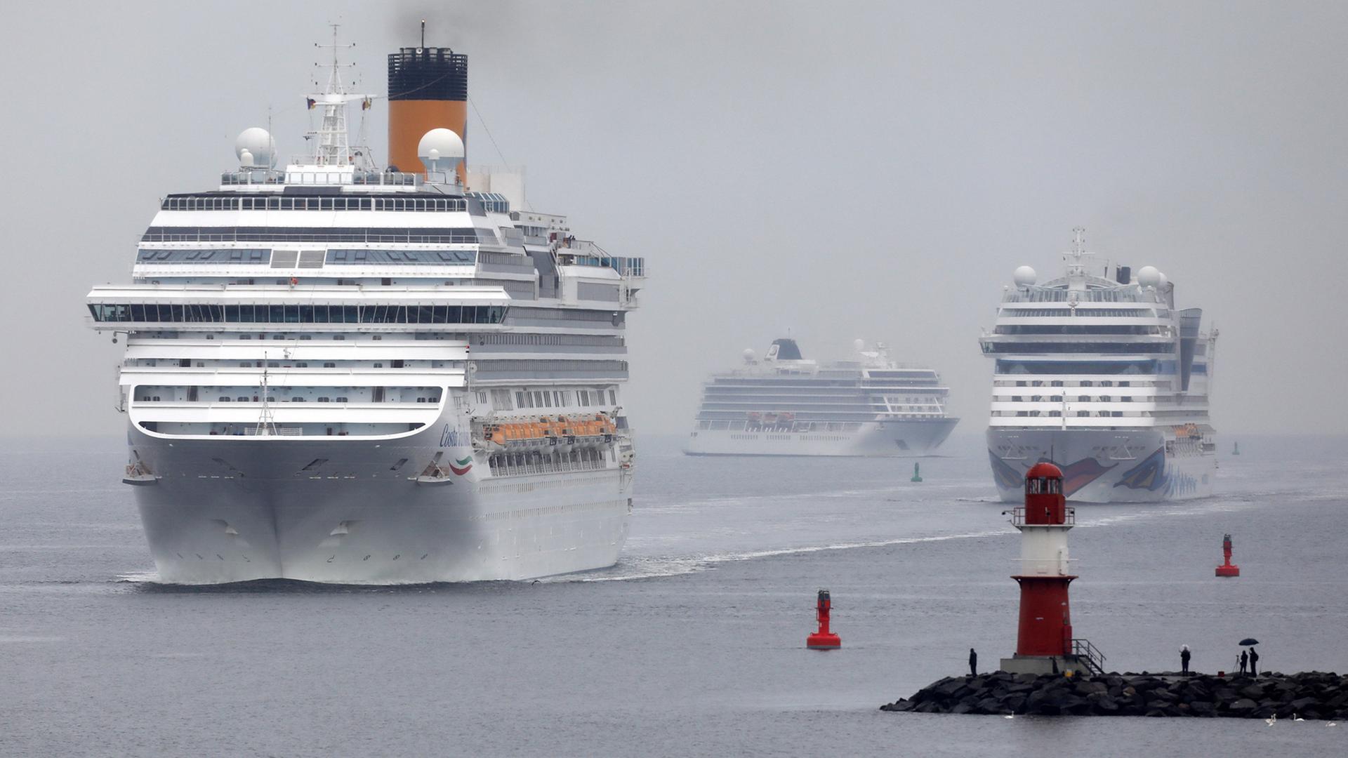 Drei Kreuzfahrtschiffe bringen 12.000 Gäste nach Warnemünde