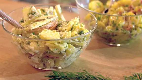 Eine Glasschüssel mit  Kartoffelsalat