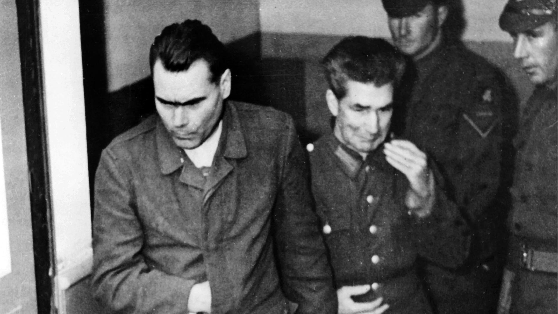 Zwei der zum Tode verurteilten Angeklagten, der ehemalige Lagerleiter Josef Kramer (l) und der Lagerarzt Fritz Klein (r), verlassen im November 1945 den Gerichtssaal in Lüneburg. | picture alliance / dpa