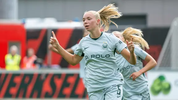 Wolfsburgs Ella Peddemors bejubelt ihren Treffer