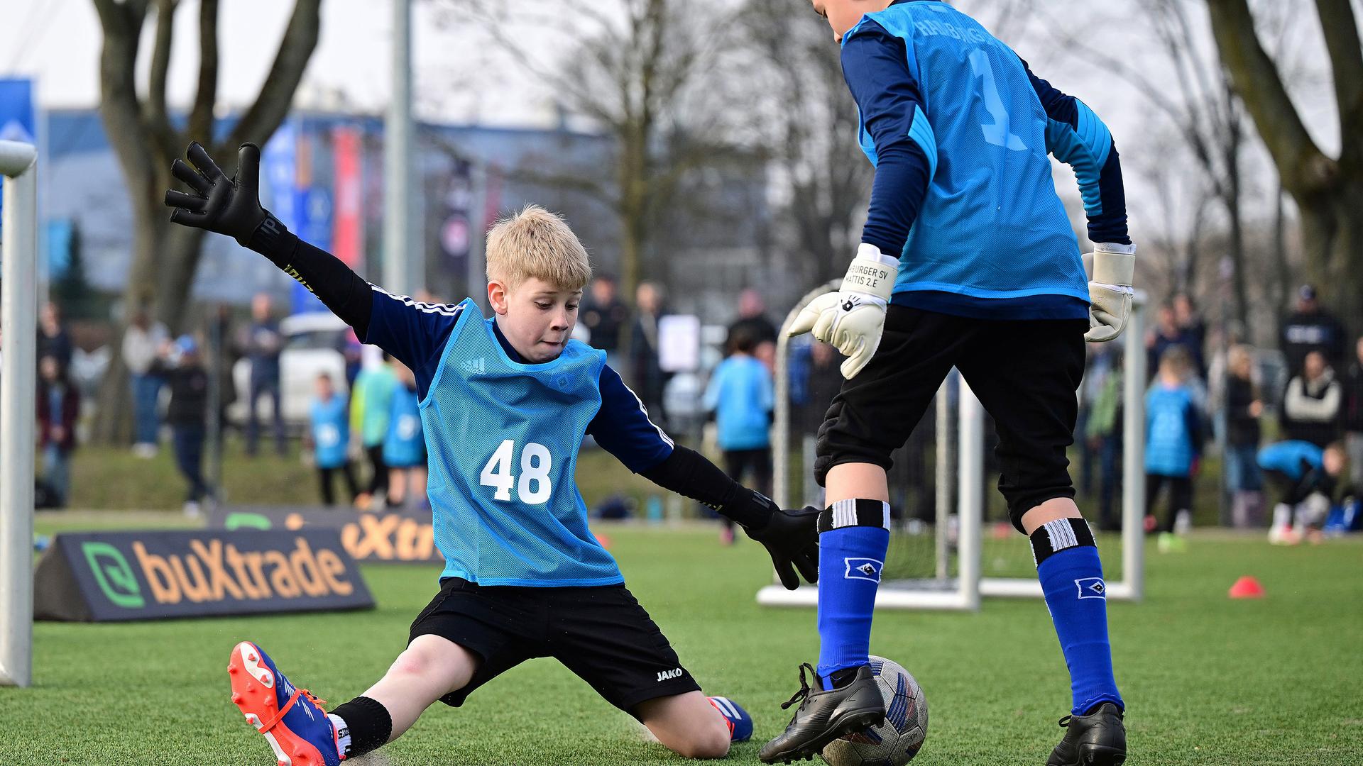 Zwei Kinder beim Fußball-Training mit HSV-Klamotten. | WITTERS / Tim Groothuis