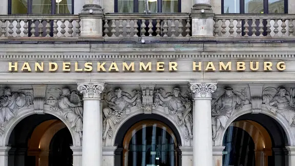 在汉堡的金色 Versalien der Schriftzug 中的 Handelskammer-Gebäudes "汉堡商报"。 |图像联盟 / dpa,Rabea Gruber 在汉堡的金色 Versalien der Schriftzug 中的 Handelskammer-Gebäudes "汉堡商报"。