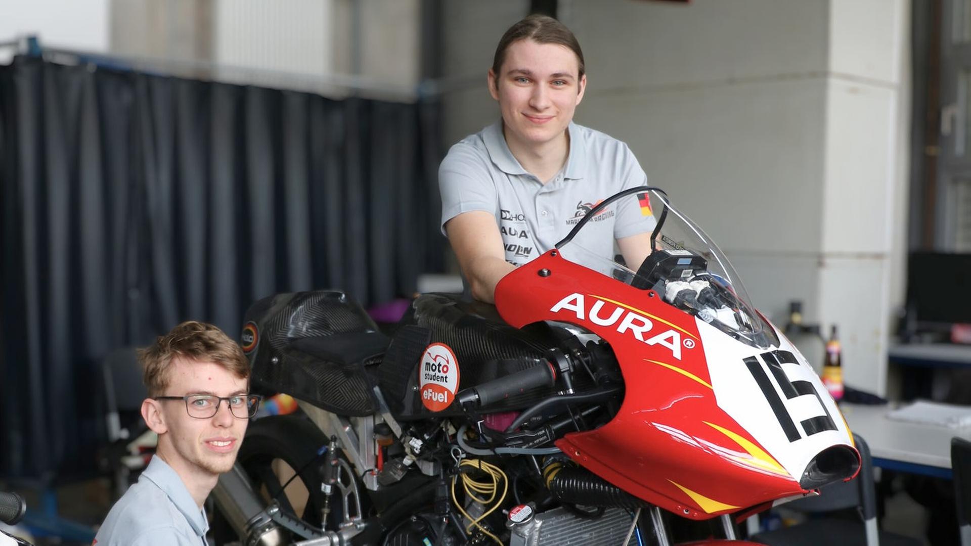 Stralsunder Studierende mit Bike auf Hamburger Motorrad-Messe