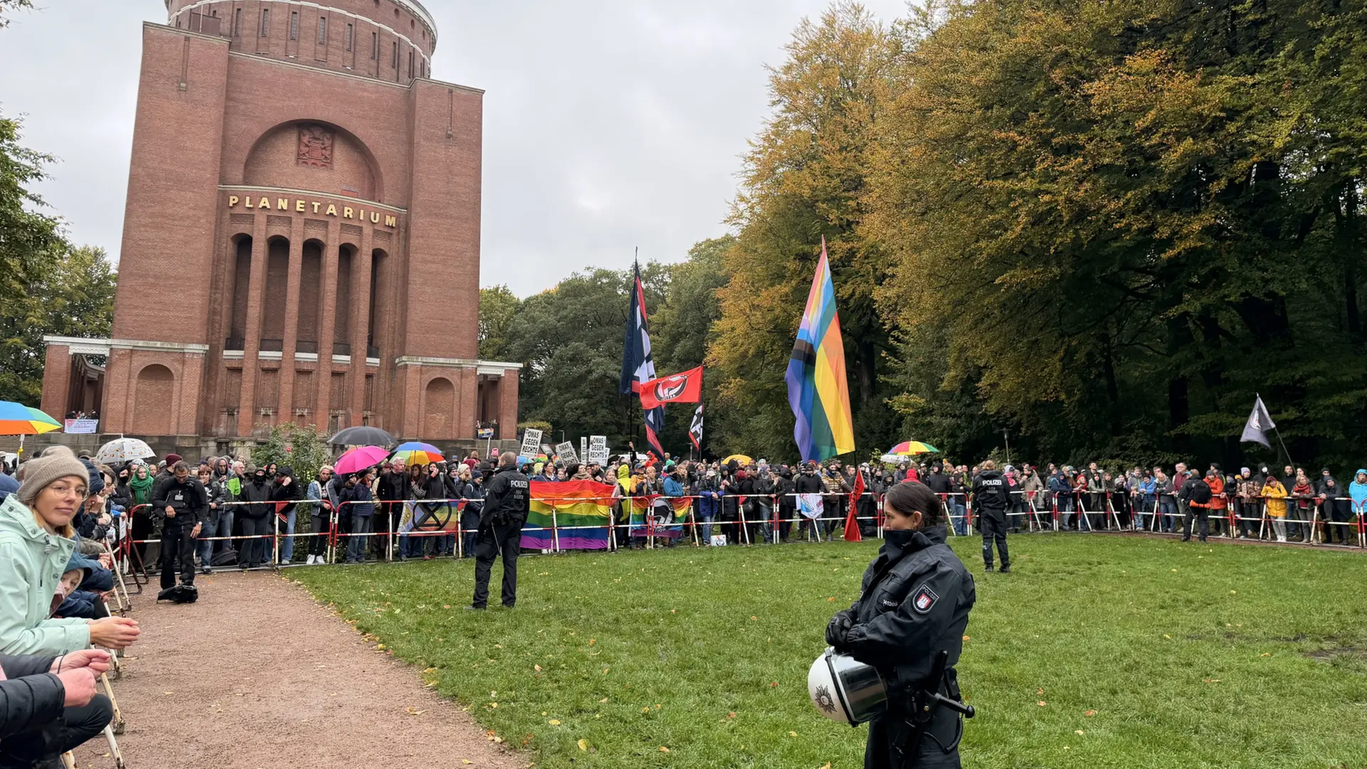 Photo: NDR.de Hamburg Protesters Block Right-Wing Banner Event