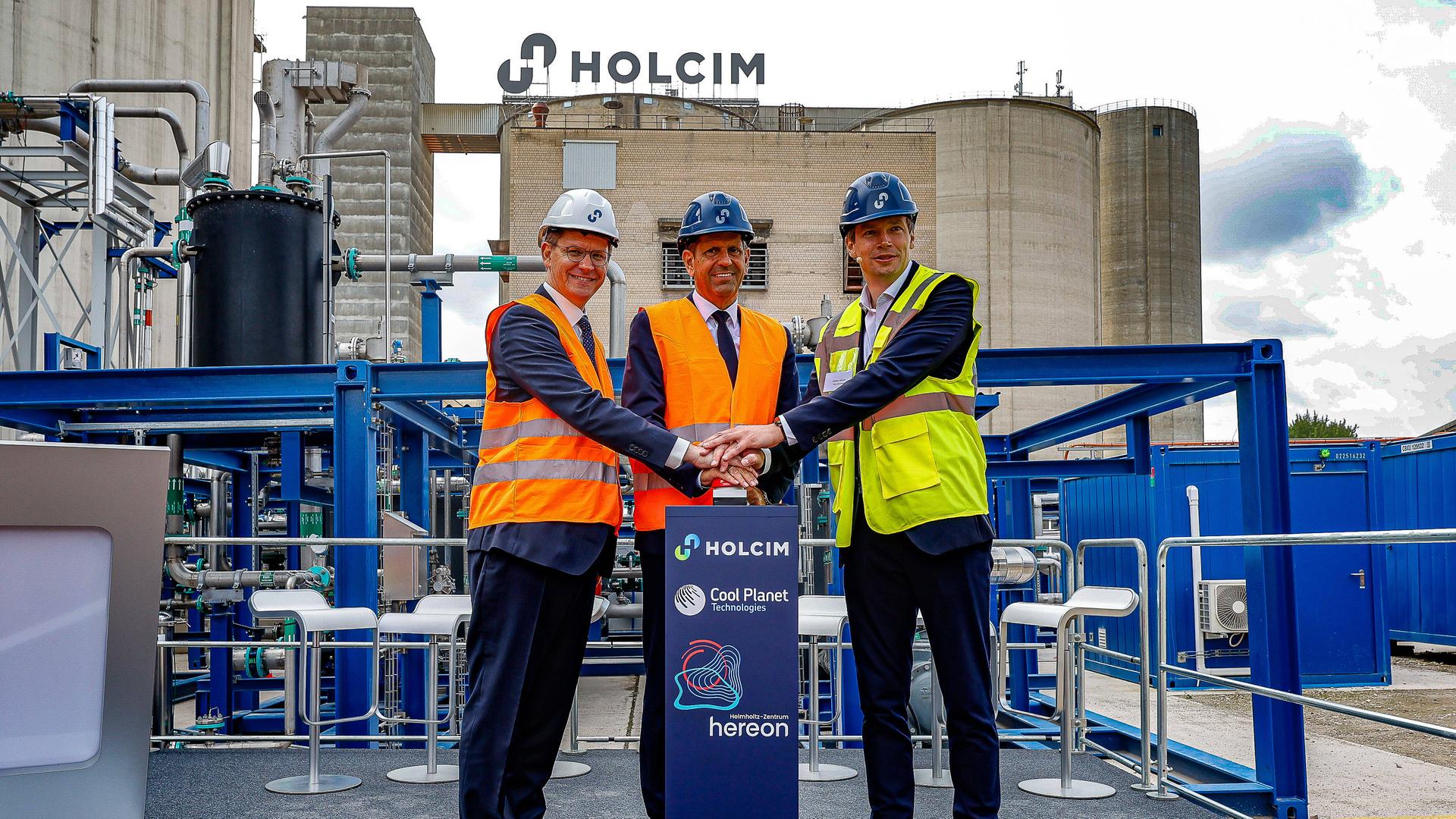 Inbetriebnahme der Testanlage zur CO2-Abscheidung bei Holcim in Höver. | IMAGO / Bernhard Herrmann