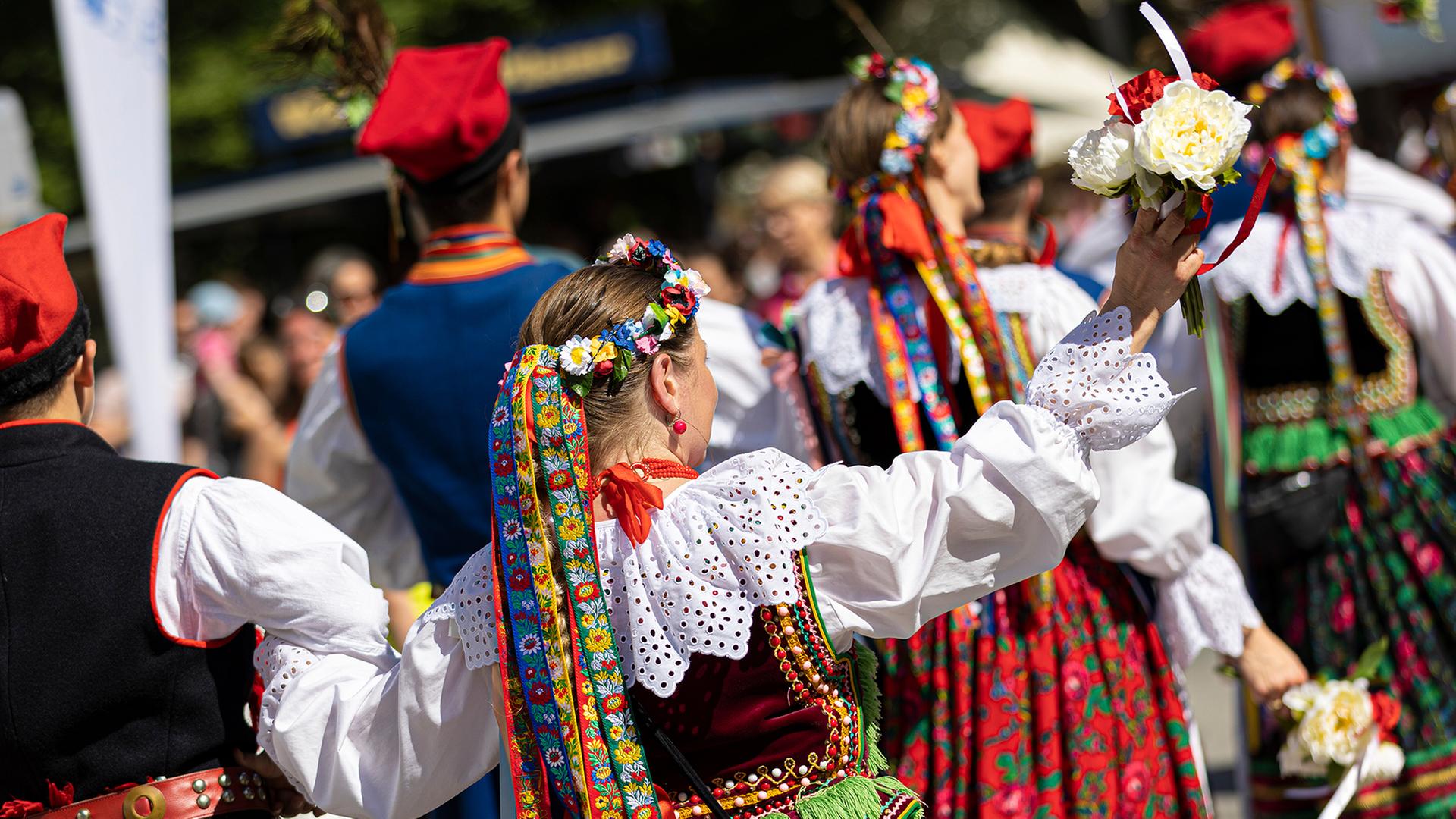 Mitglieder der polnischen Folkloregruppe 
