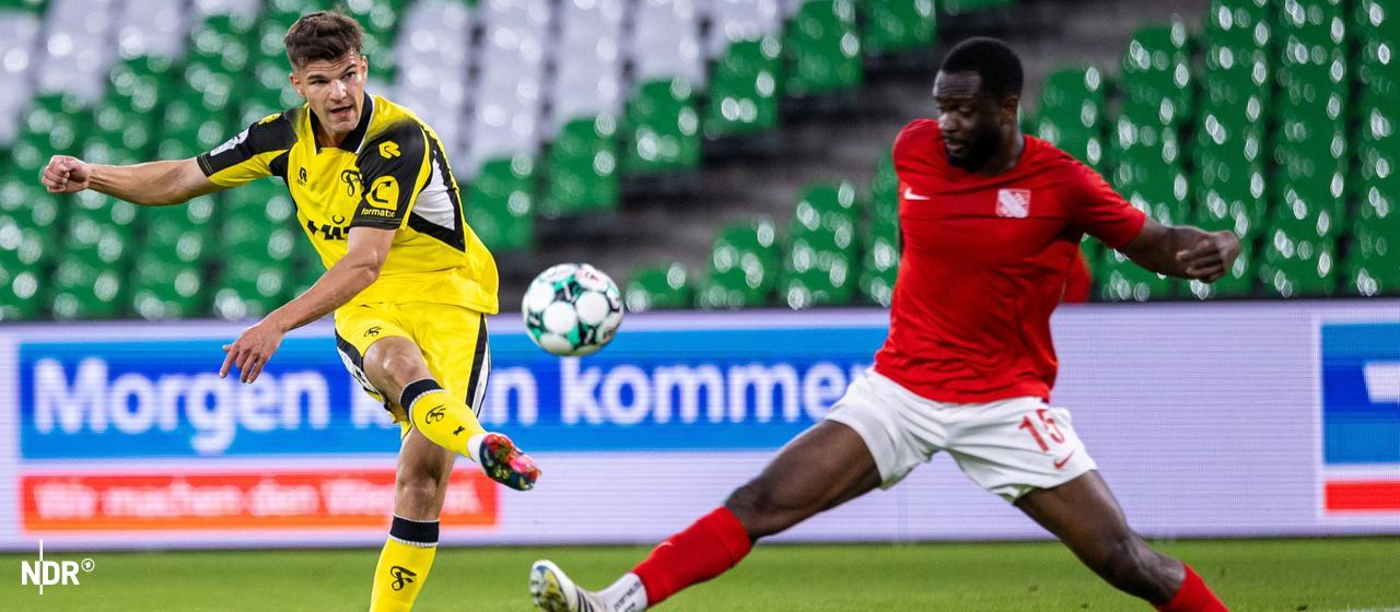 Havelses Dennis Duah (r.) im Duell mit Kölns Tom Geerkens 