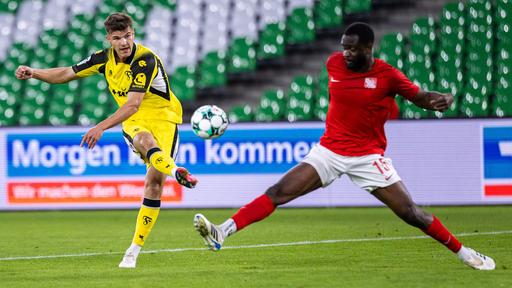 Havelses Dennis Duah (r.) im Duell mit Kölns Tom Geerkens