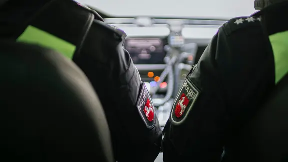 Das niedersächsische Wappen auf der Uniform von zwei Polizeibeamten.