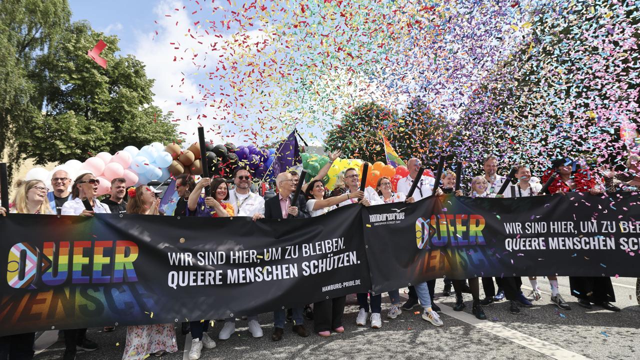 Zehntausende feiern bei CSD-Demo in Hamburg