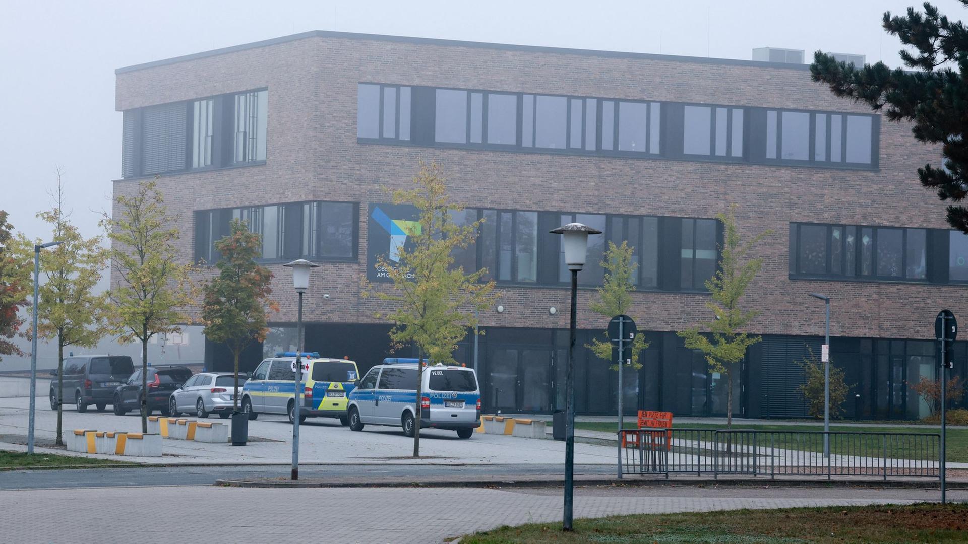 Autos der Polizei vor der Oberschule in Langwedel. | Christian Butt/dpa