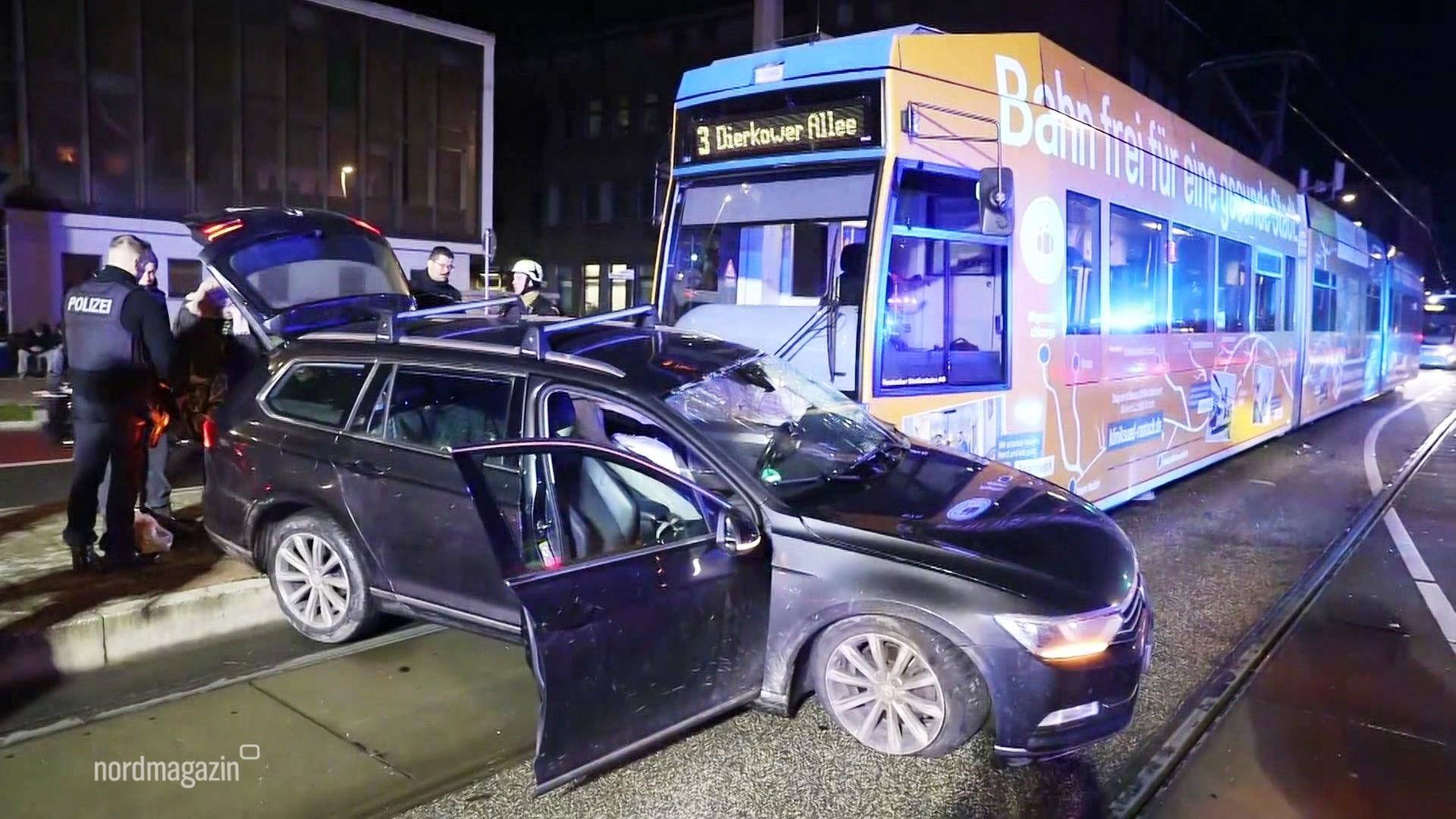 Rostock: Pkw stößt mit Straßenbahn zusammen