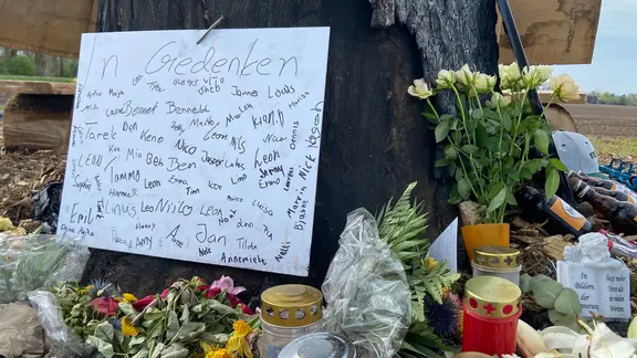 Ein Schild ist an einem Baum angelehnt. Auf dem Schild steht "In Gedenken". | NDR, Friederike Blömer Ein Schild ist an einem Baum angelehnt. Auf dem Schild steht "In Gedenken".